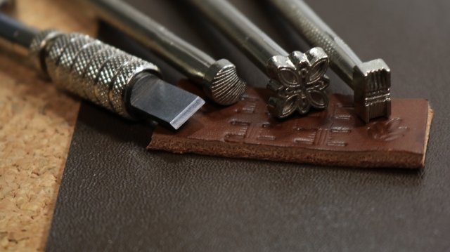 聖書カバーには何を名入れできるのか？名前や御言葉、賛美歌…etc