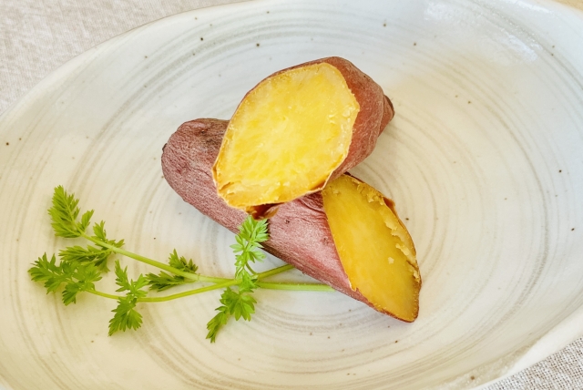 レシピ: 砂糖不使用なのにスイーツ級!「はちみつ×焼き芋」が最高の贅沢