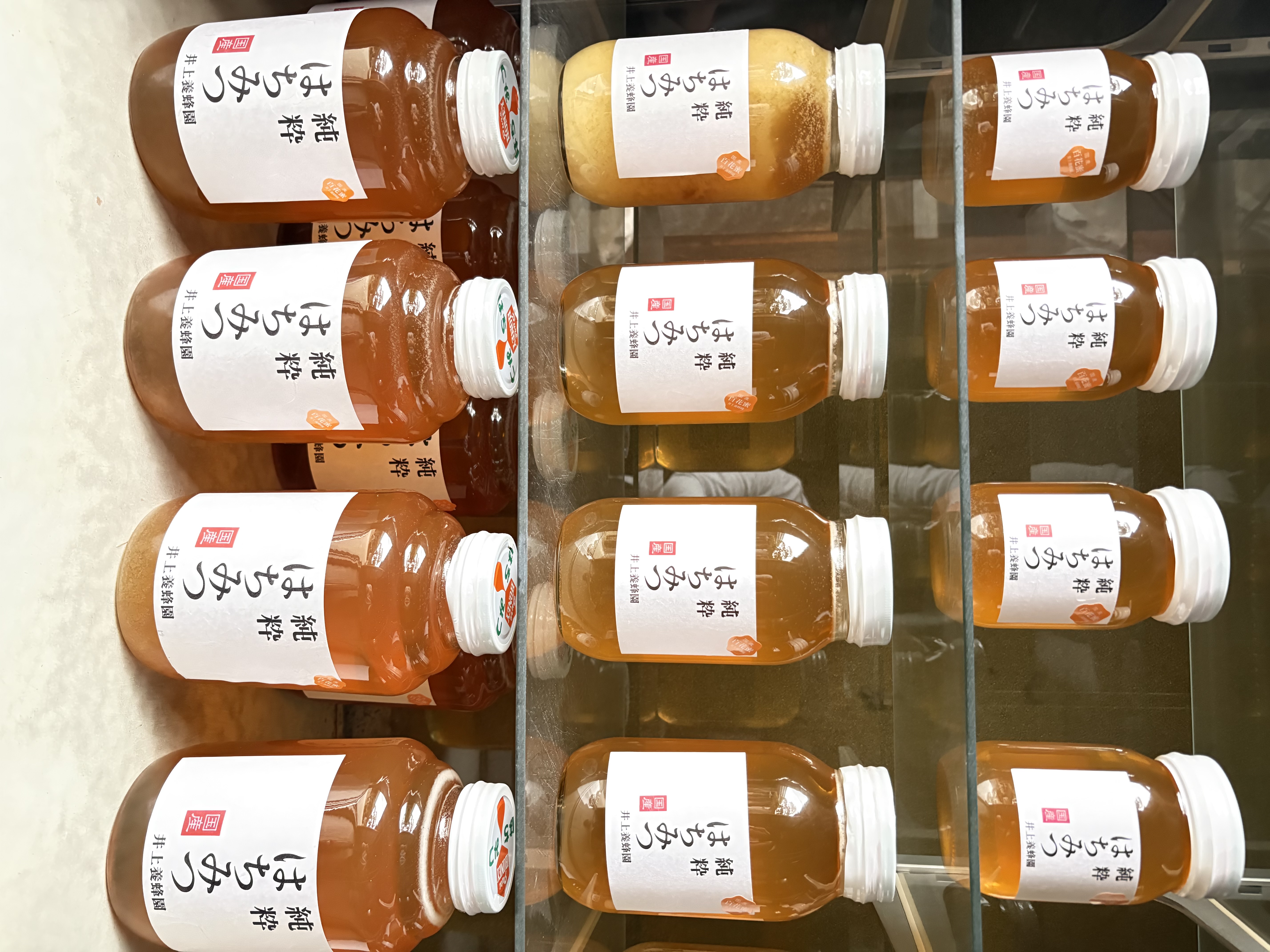 琥珀色の輝きに想いをのせて。自然が育む「百花はちみつ」