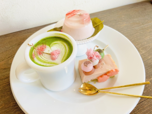 美と健康をまとう一杯。豊かな和のテイストを愉しむ「はちみつ抹茶ラテ」の流儀
