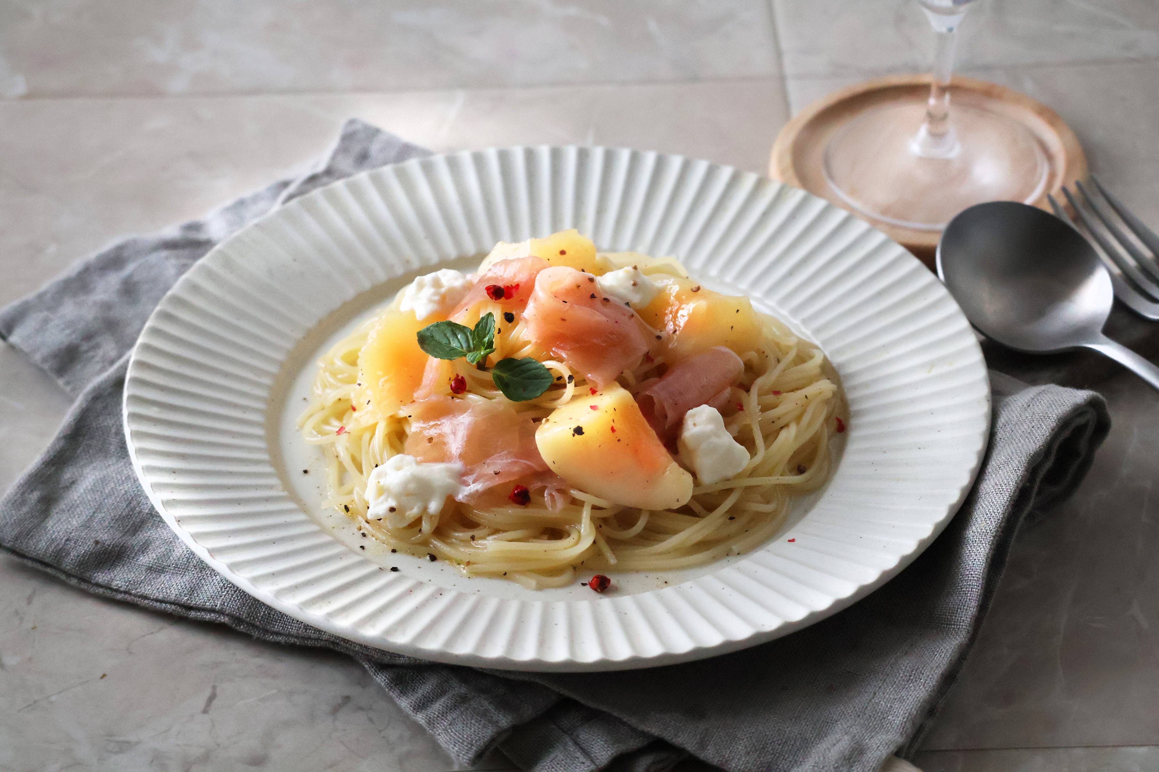 旬を味わう。純粋はちみつを使った「桃と生ハムの冷製カッペリーニ」