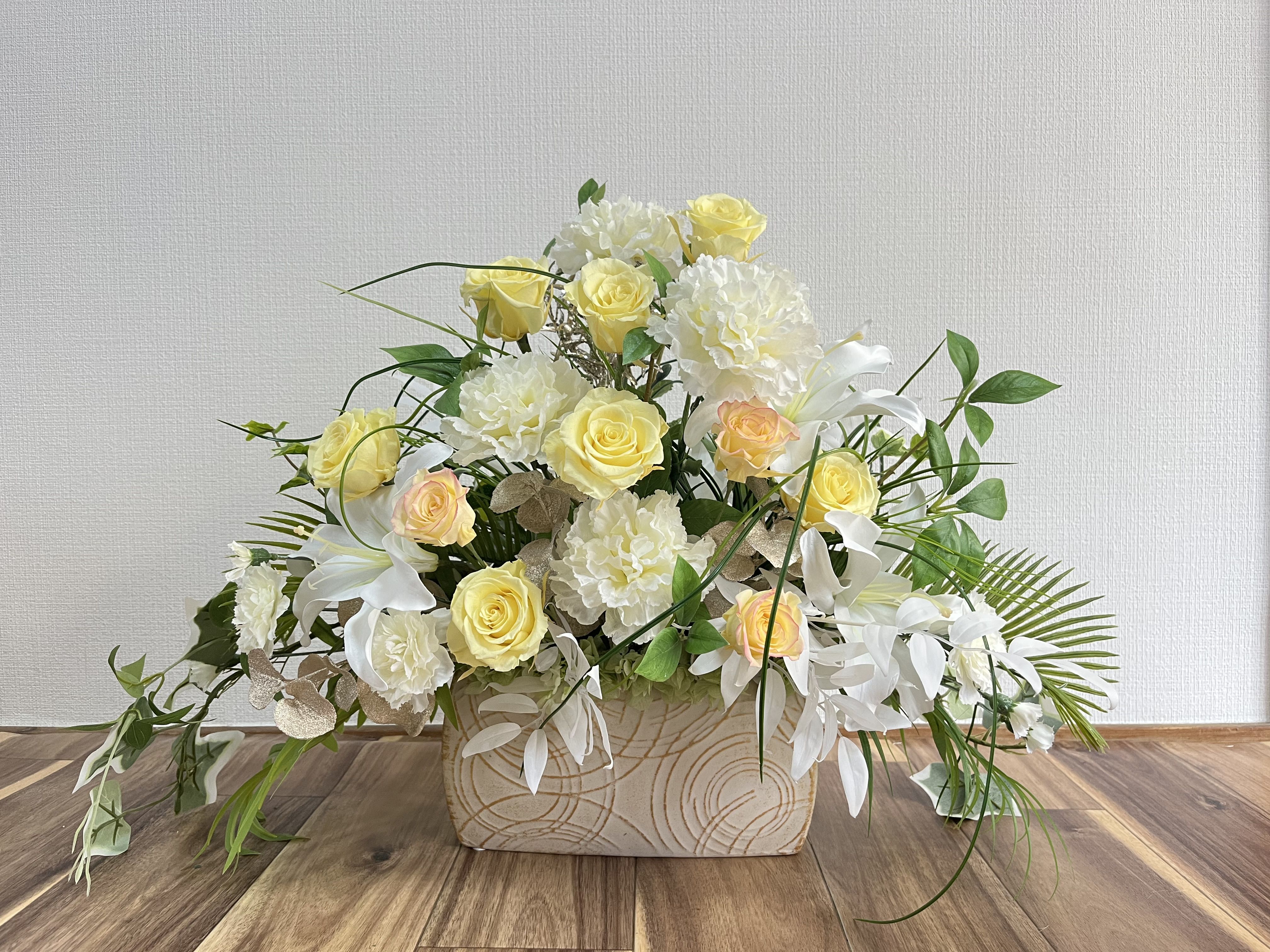 お供えに適した花言葉とは?故人への想いを伝える花の選び方を解説