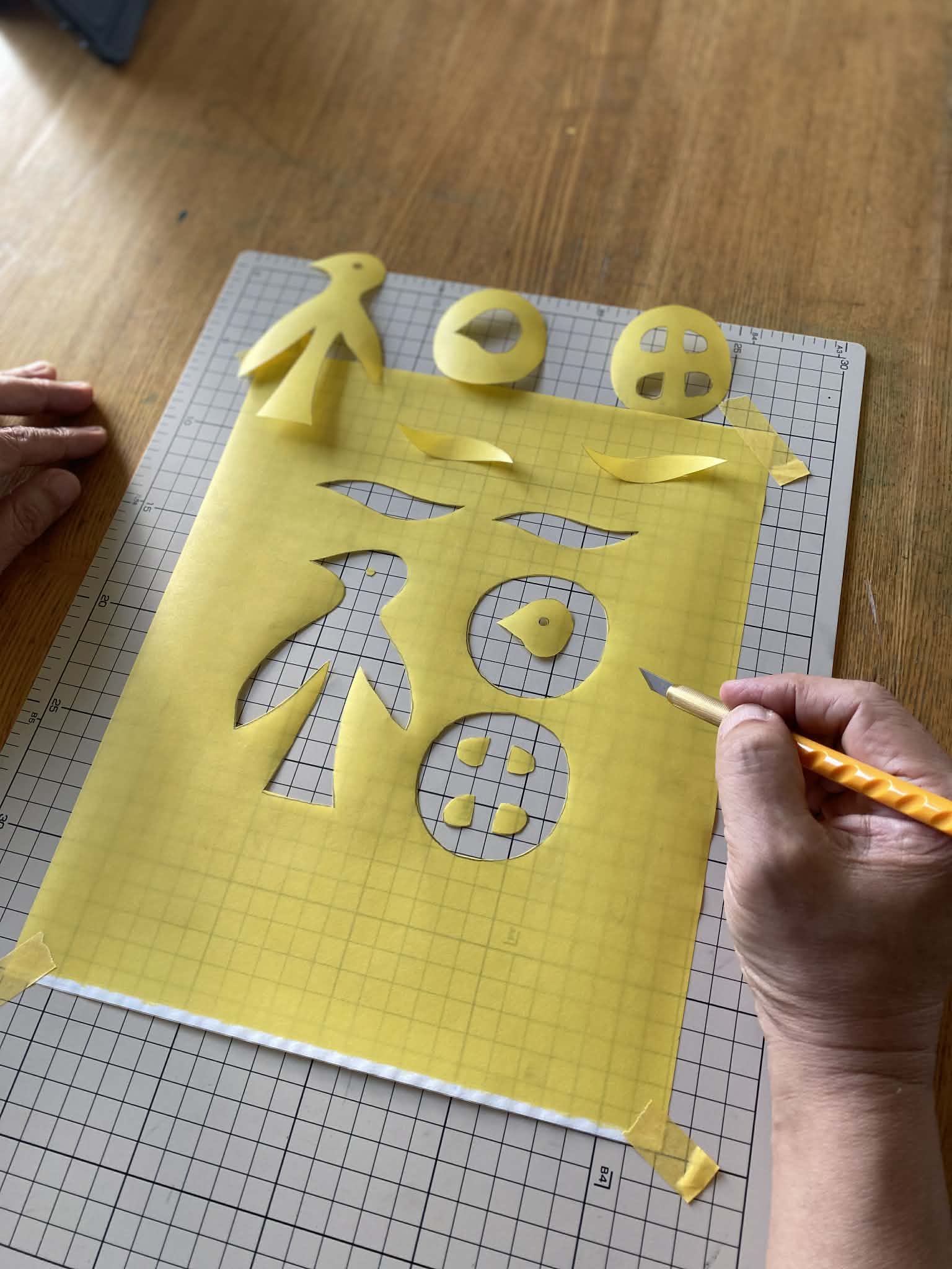 型紙の制作　Making the Stencil