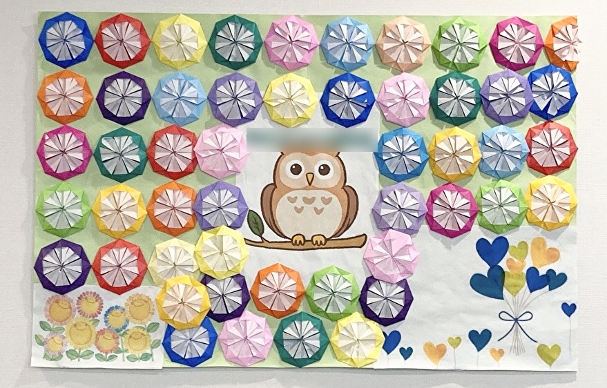 私が折り紙で作った、貼り絵です。福祉施設に飾られています。現在も福祉の仕事を続けています。