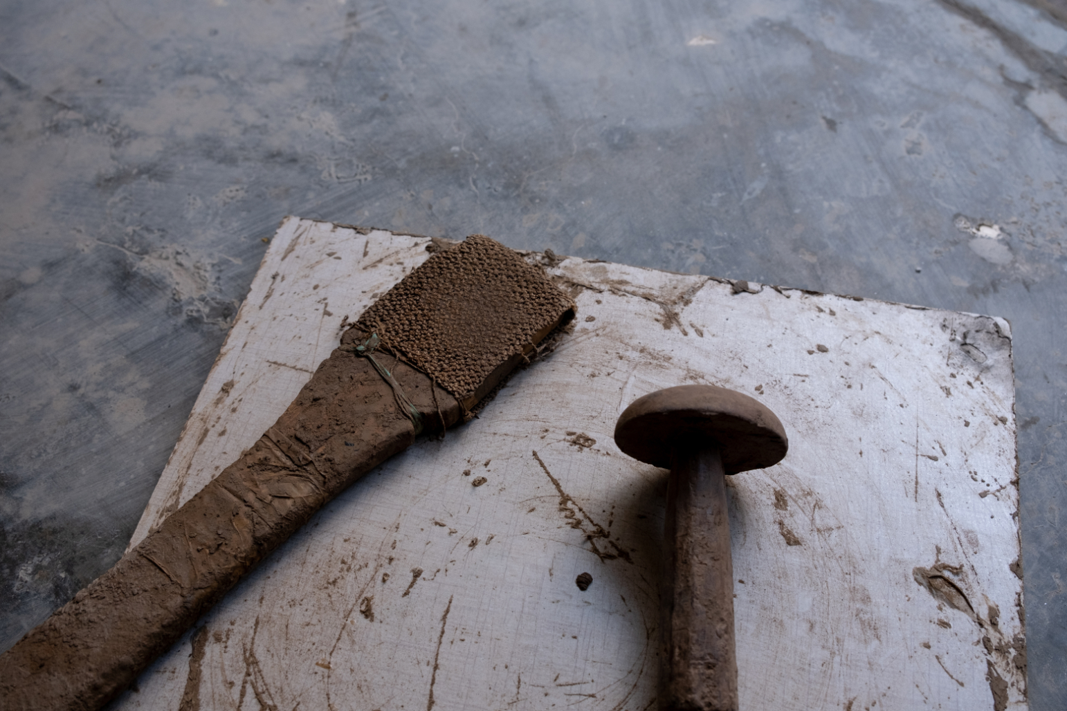 STUDIO:  BLACK POTTERY -火と藁の器-