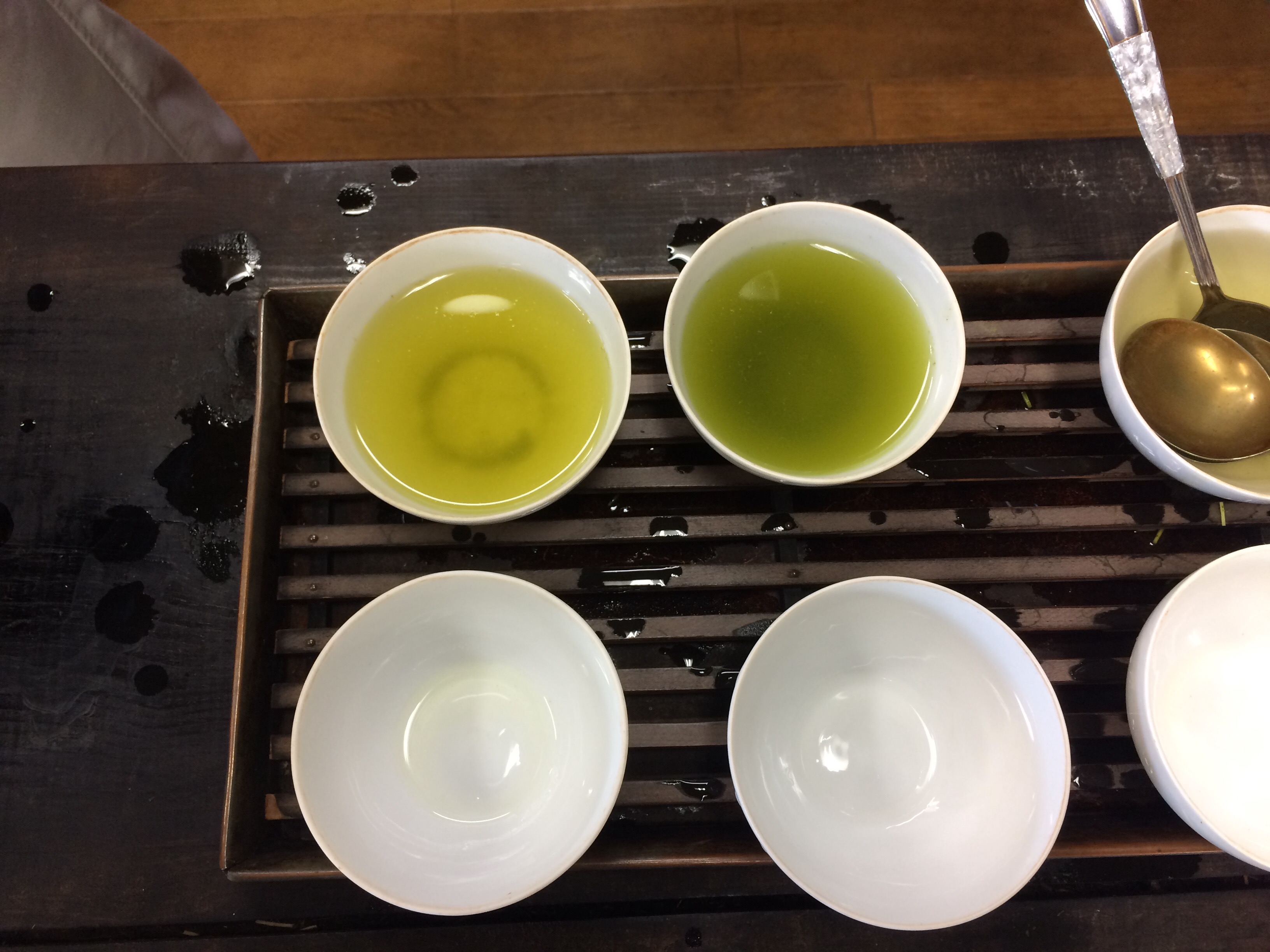 「お茶の香ロード」に向けて美味しいお茶の淹れ方勉強中！温度によってこんなに出方違うんです(ﾟﾛﾟ)