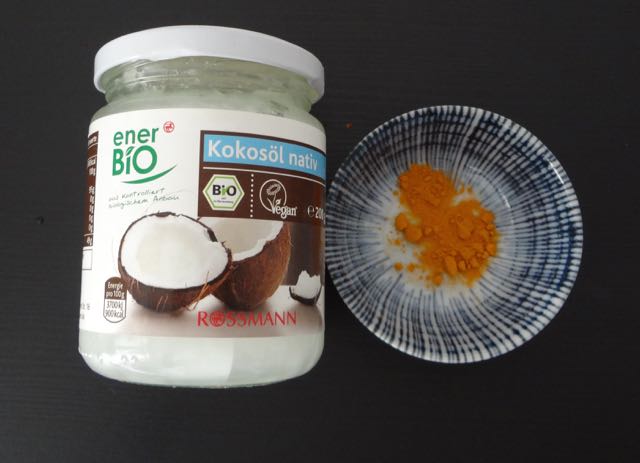 DIY の簡単パック　ココナッツオイルとウコンを使用 
