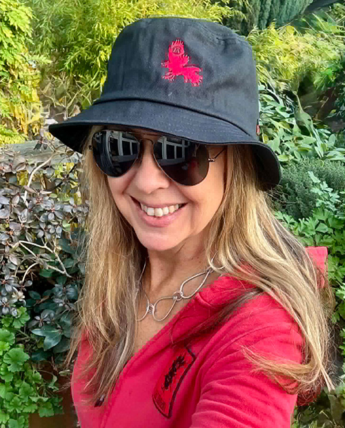 オリジナルバスケットハットのヤタガラス柄。モデルはバンクーバーCYNDI  HENDERSONさん。