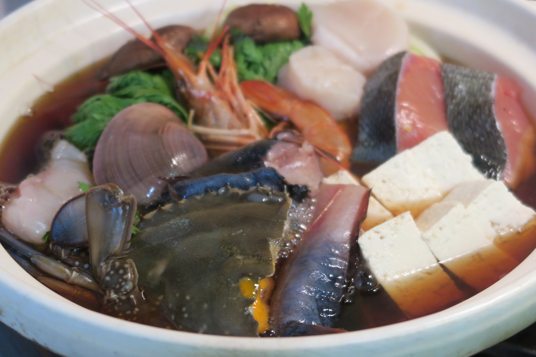 ７種の魚貝の海鮮鍋セットを使用！魚と貝と蟹にエビ、いろんなおいしさ贅沢に溢れるスタンダードな海鮮鍋