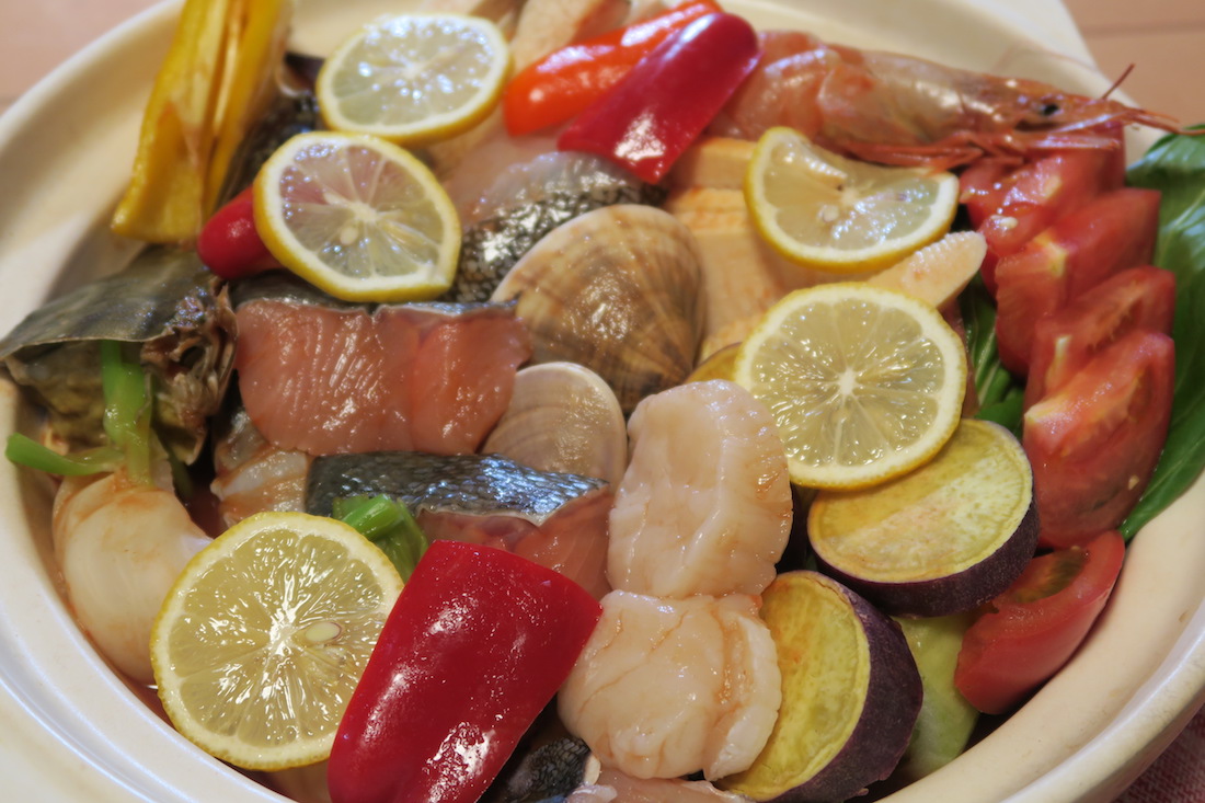 ７種の魚貝の海鮮鍋で、酸味が新鮮「あっさり和洋折衷トマトジュース鍋」