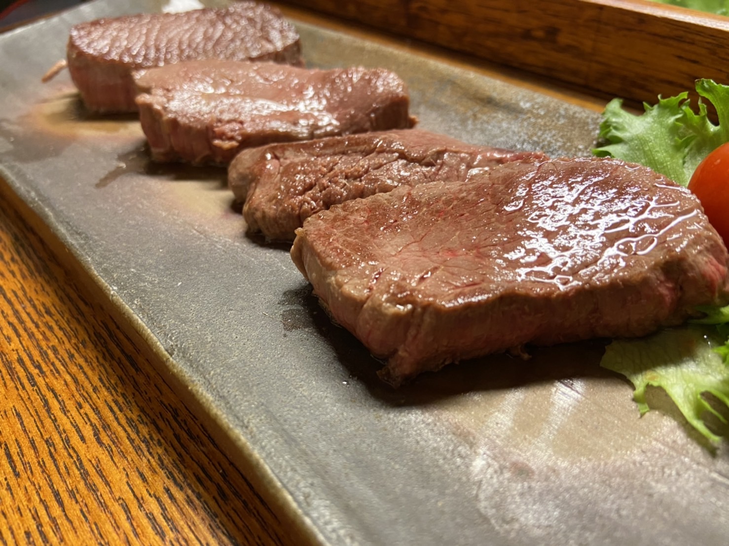【桜問屋本店船頭のイチオシ料理！】極上鹿モモ肉は、そのまま厚切りステーキが最高です！