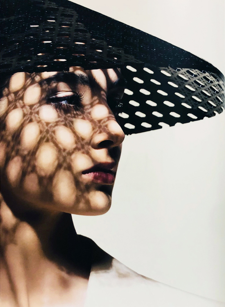 帽子デザイナー、スティーブン・ジョーンズが選び抜いたディオールのハット。