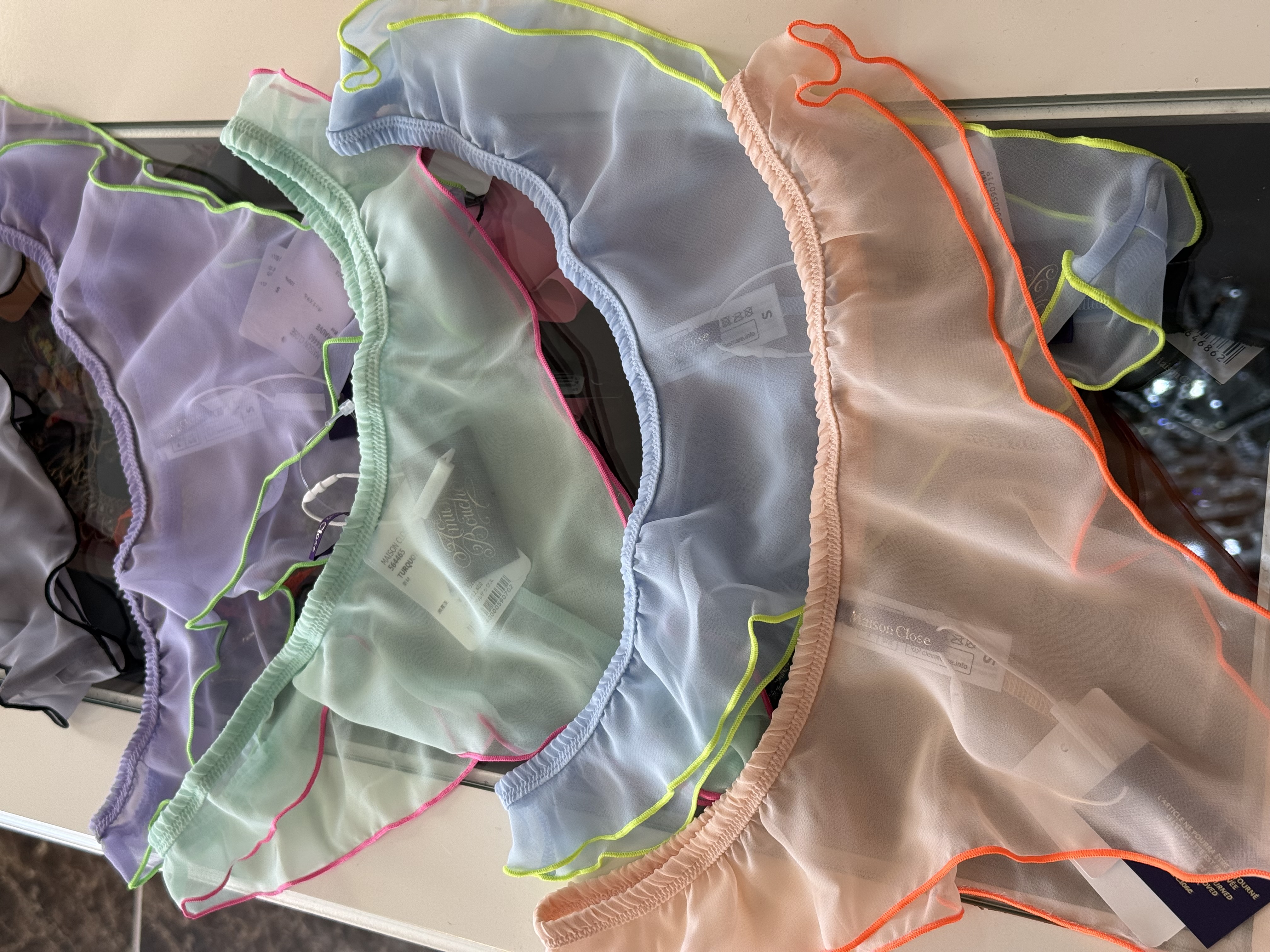 アミューズブーシュ【YOUTUBE】更新しました♡ 目を楽しませる喜びと纏った時の快感を味わう