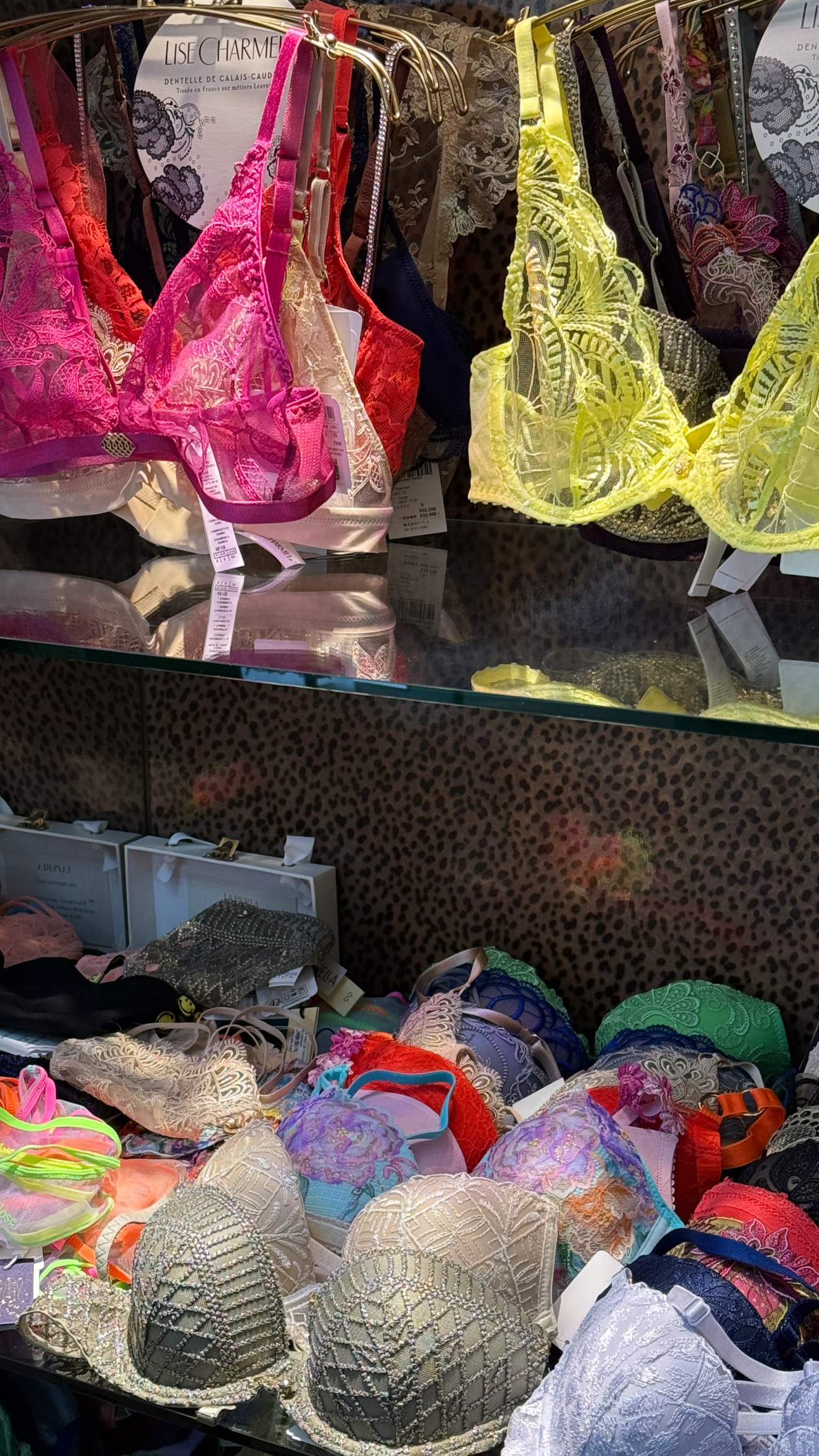 本日の店内【YouTube】ランジェリーショップ日記　ランジェリー、水着、リゾートウェア
