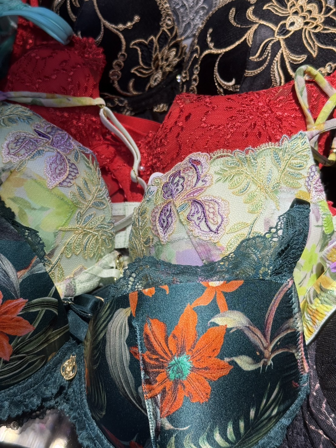 秋のランジェリーワールド【YouTube】感性豊かに誘われるランジェリーの世界