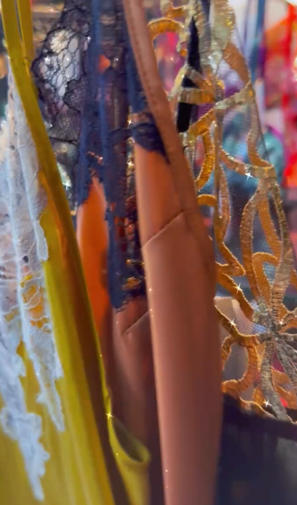 少し儚くて、また会いたいなと思わせてくれるランジェリー【YouTube】