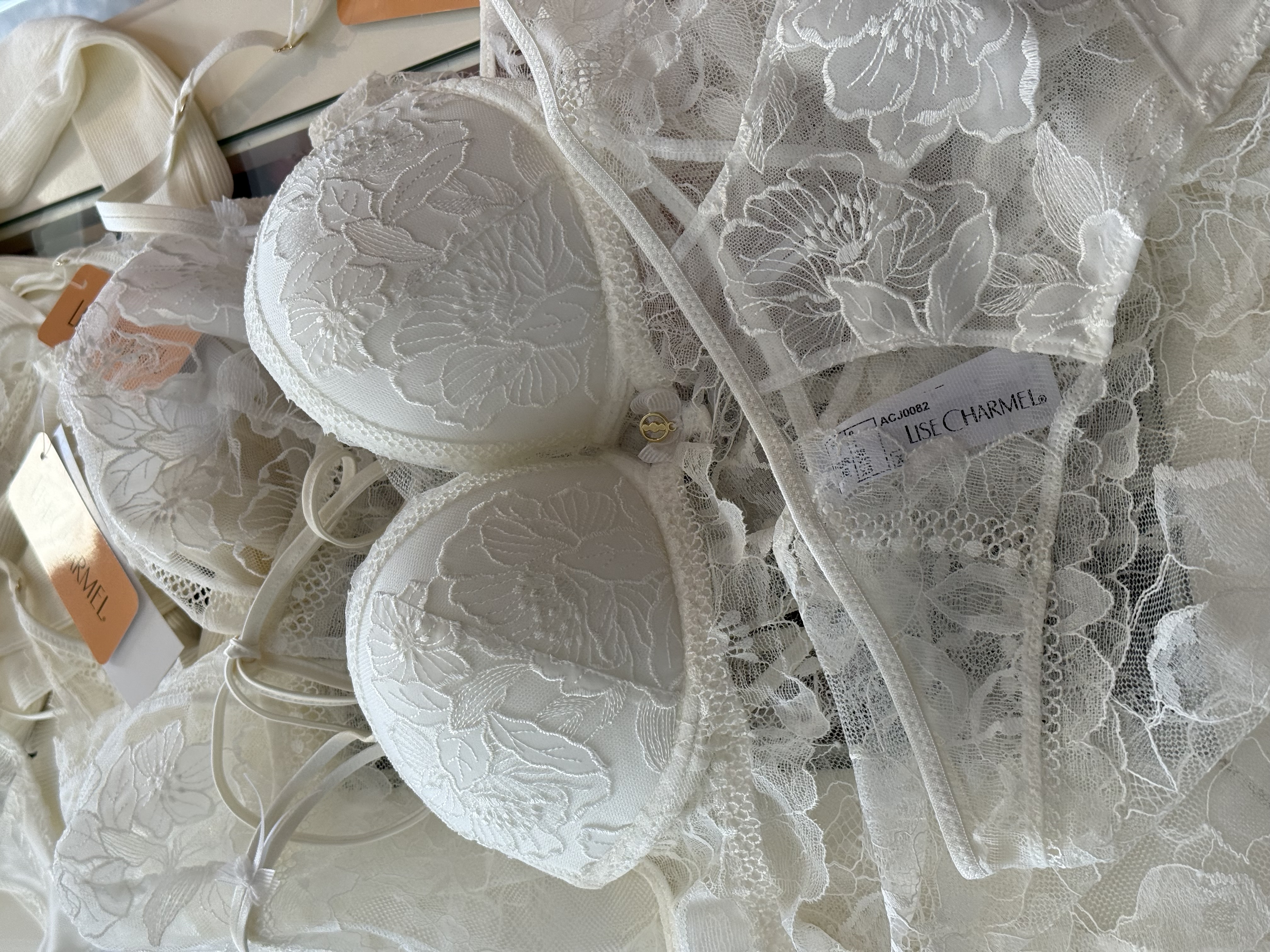 ホワイトランジェリーを纏える女でいたい【YouTube】更新しました♡