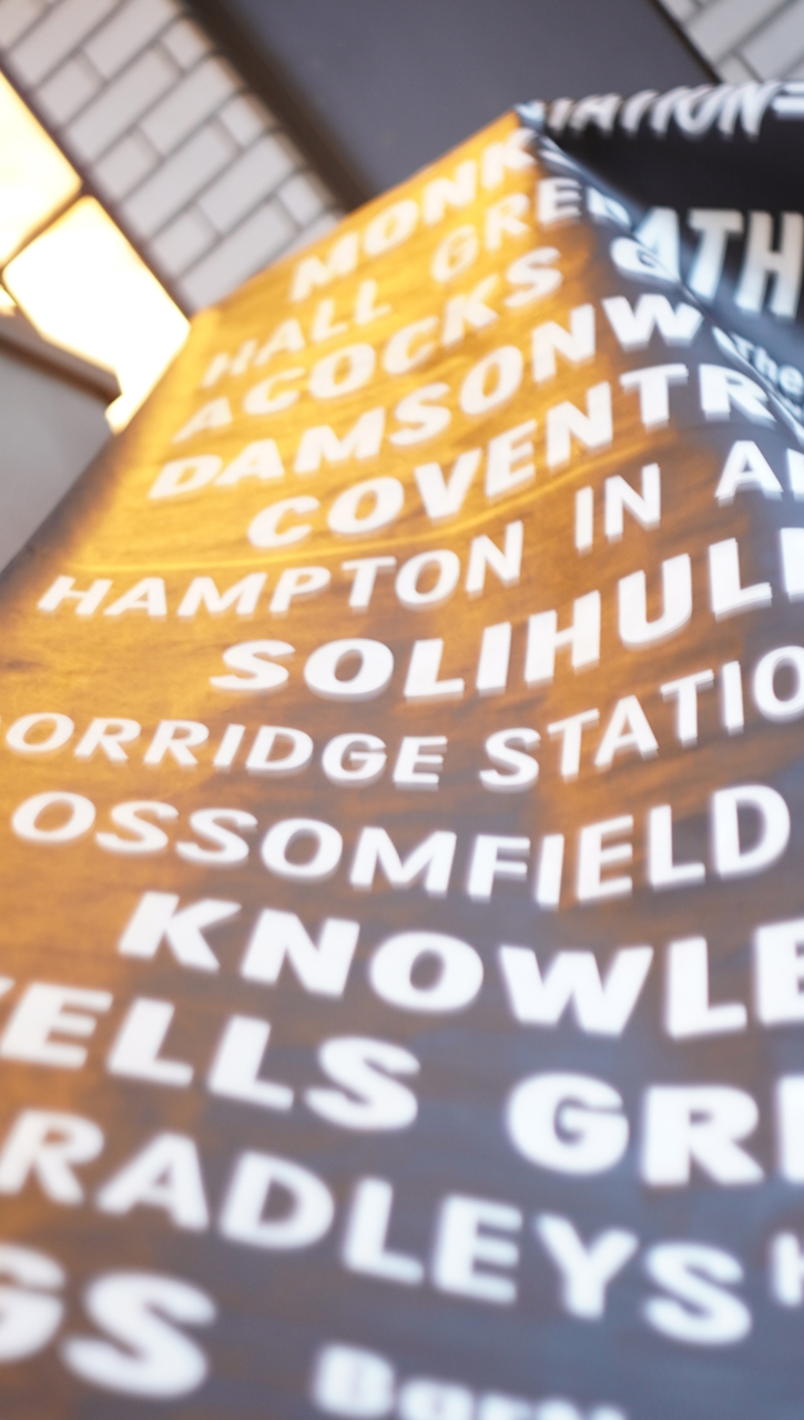 ロンドンから新たなバスロールサインが届きました