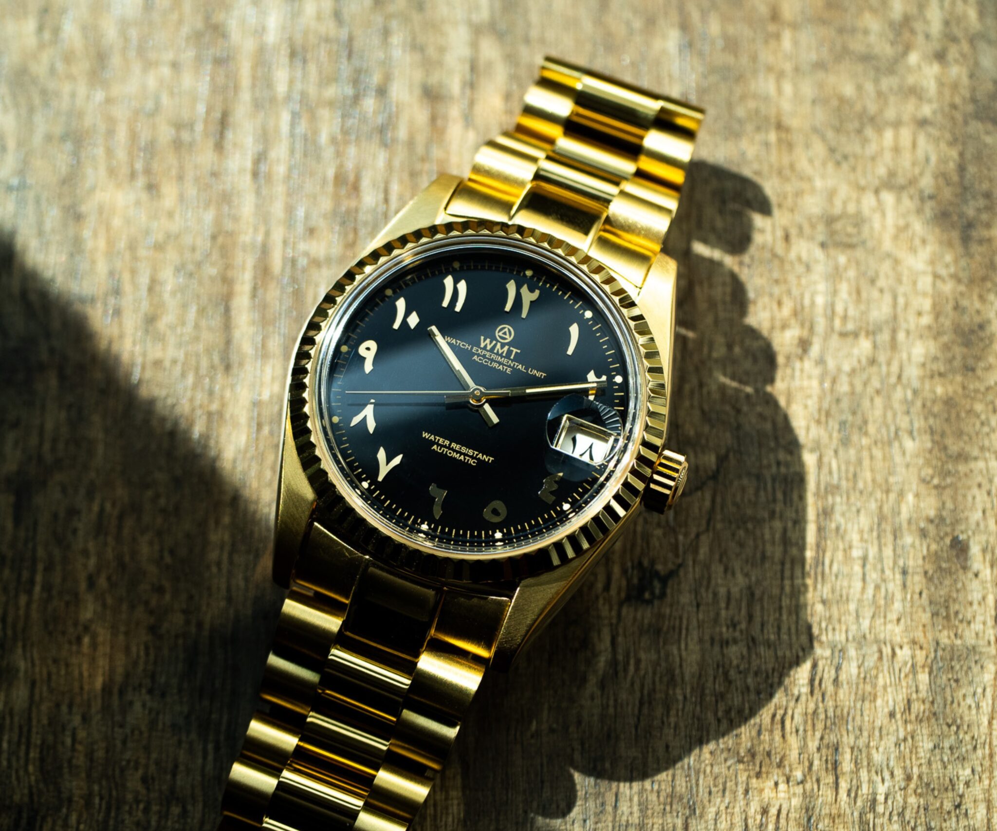 アラビア数字ダイアルのCabochonに、ゴールドプレーテッドモデルが登場します