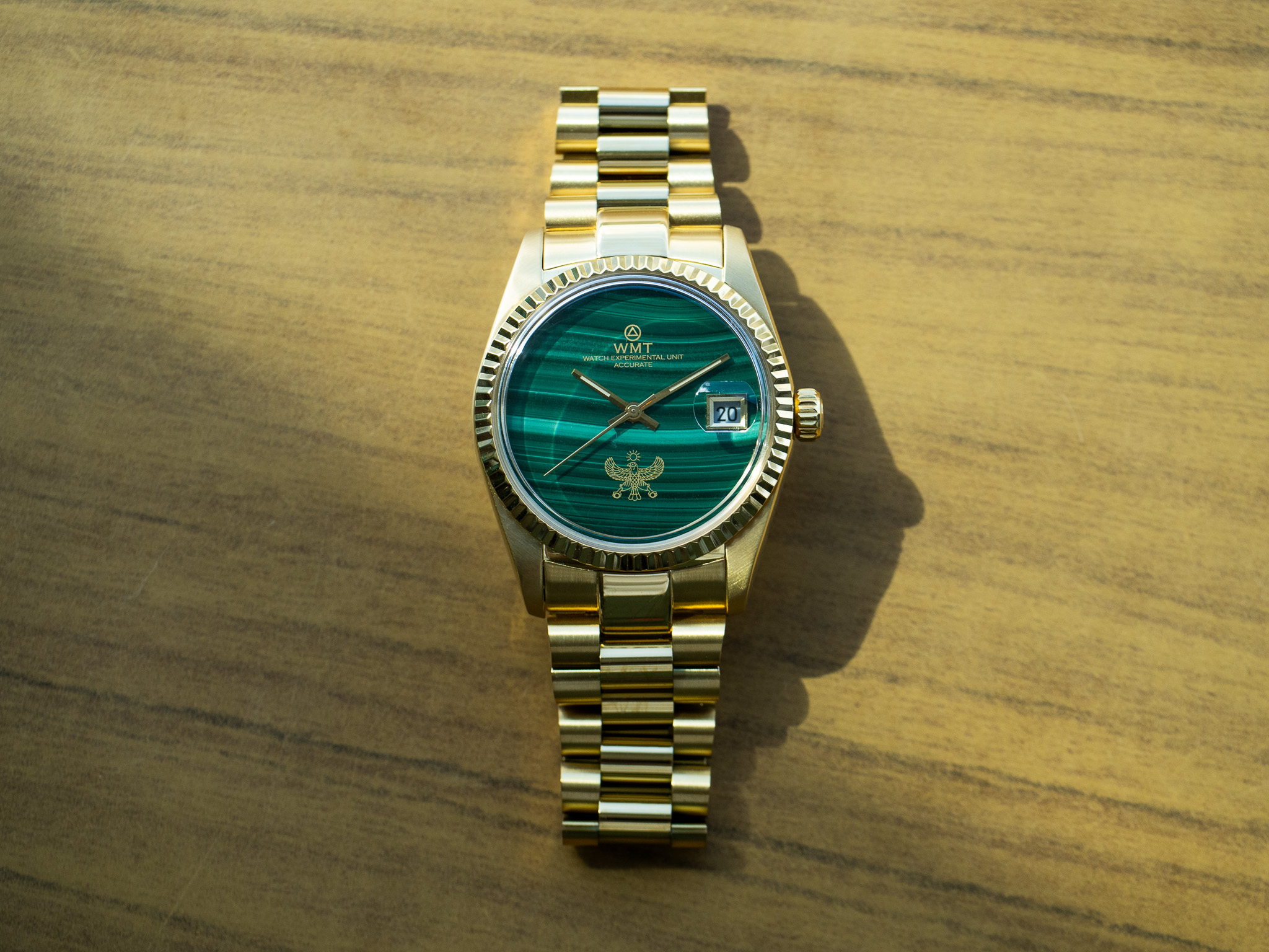 天然石マラカイトダイアルのゴールドプレートのカボションが登場します