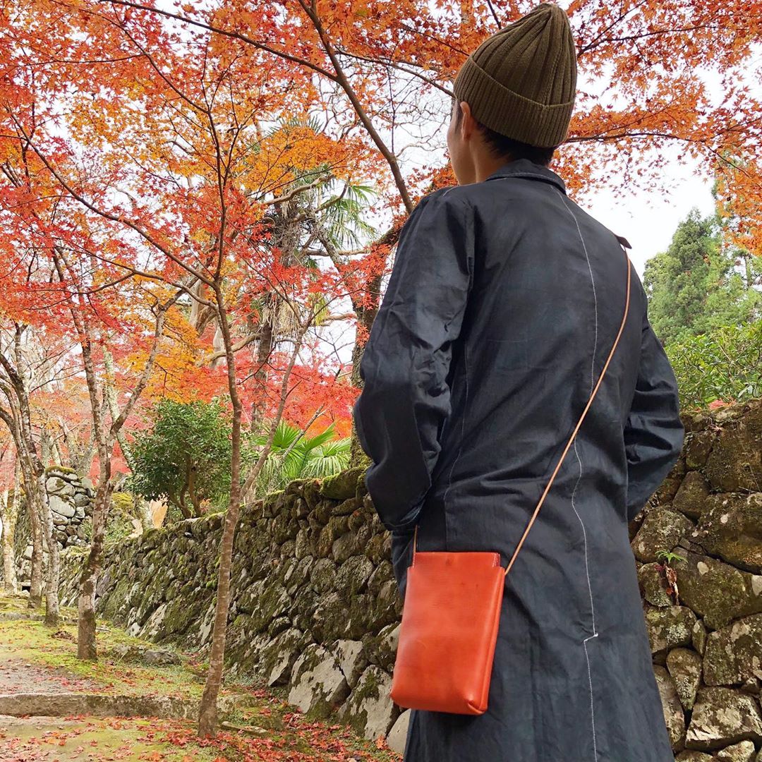 紅葉狩りなど、ちょっとしたお出掛けにサコッシュを。