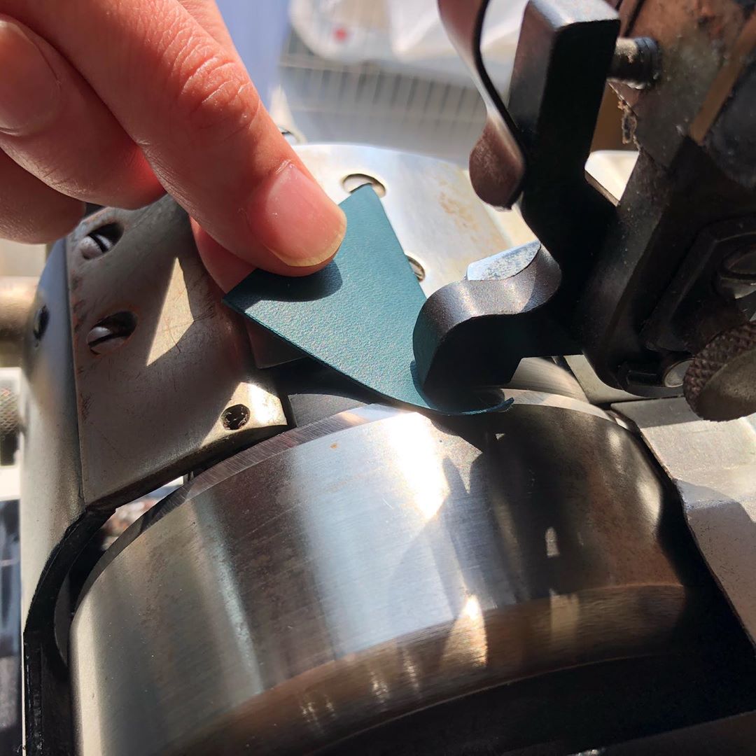 革小物づくりの作業〈②ヘリ漉き〉