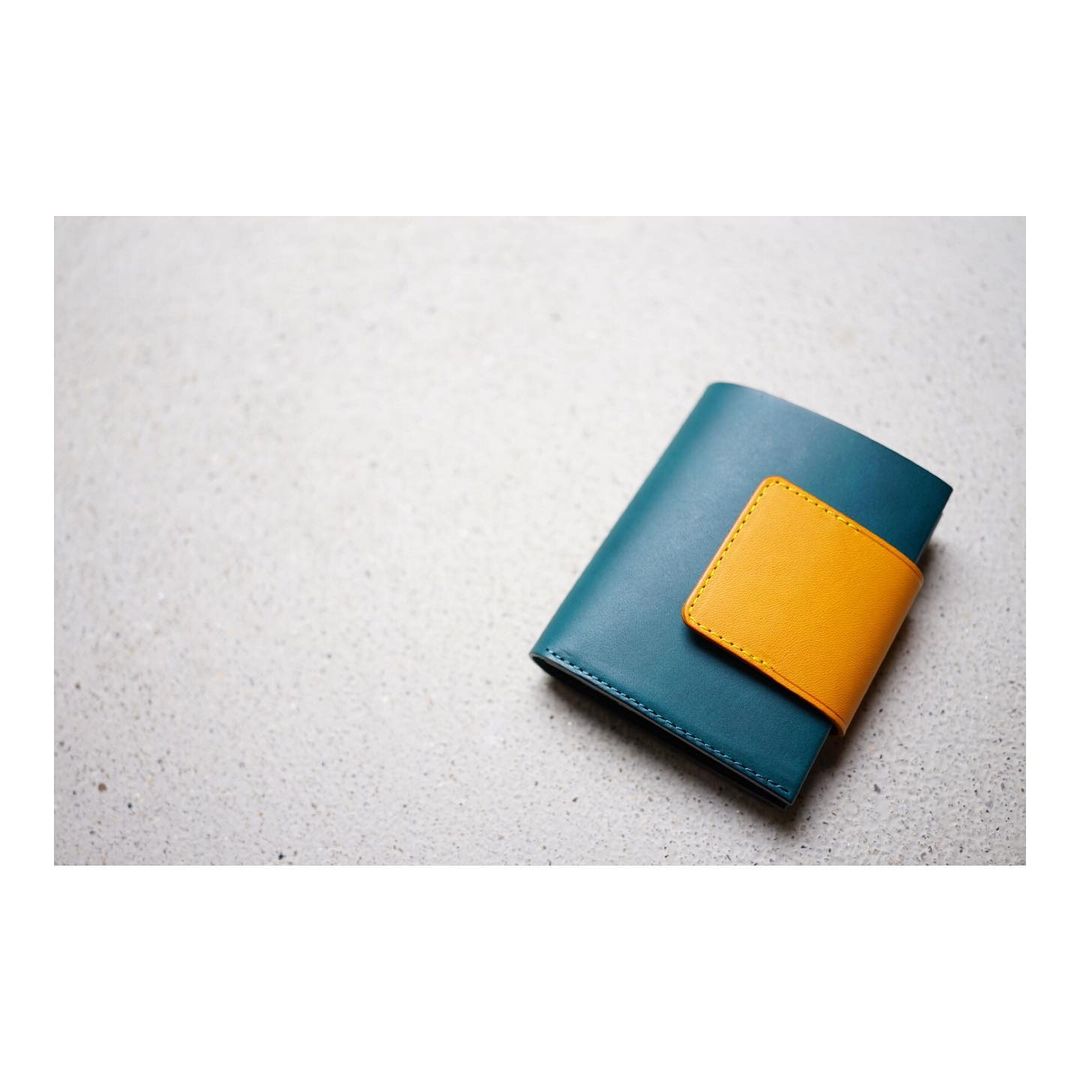 〈カラーオーダー〉 コンパクト二つ折り財布（フタ付き）
