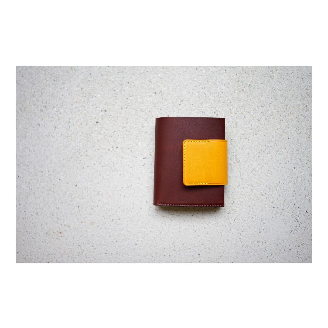 〈カラーオーダー〉 コンパクト二つ折り財布（フタ付き）