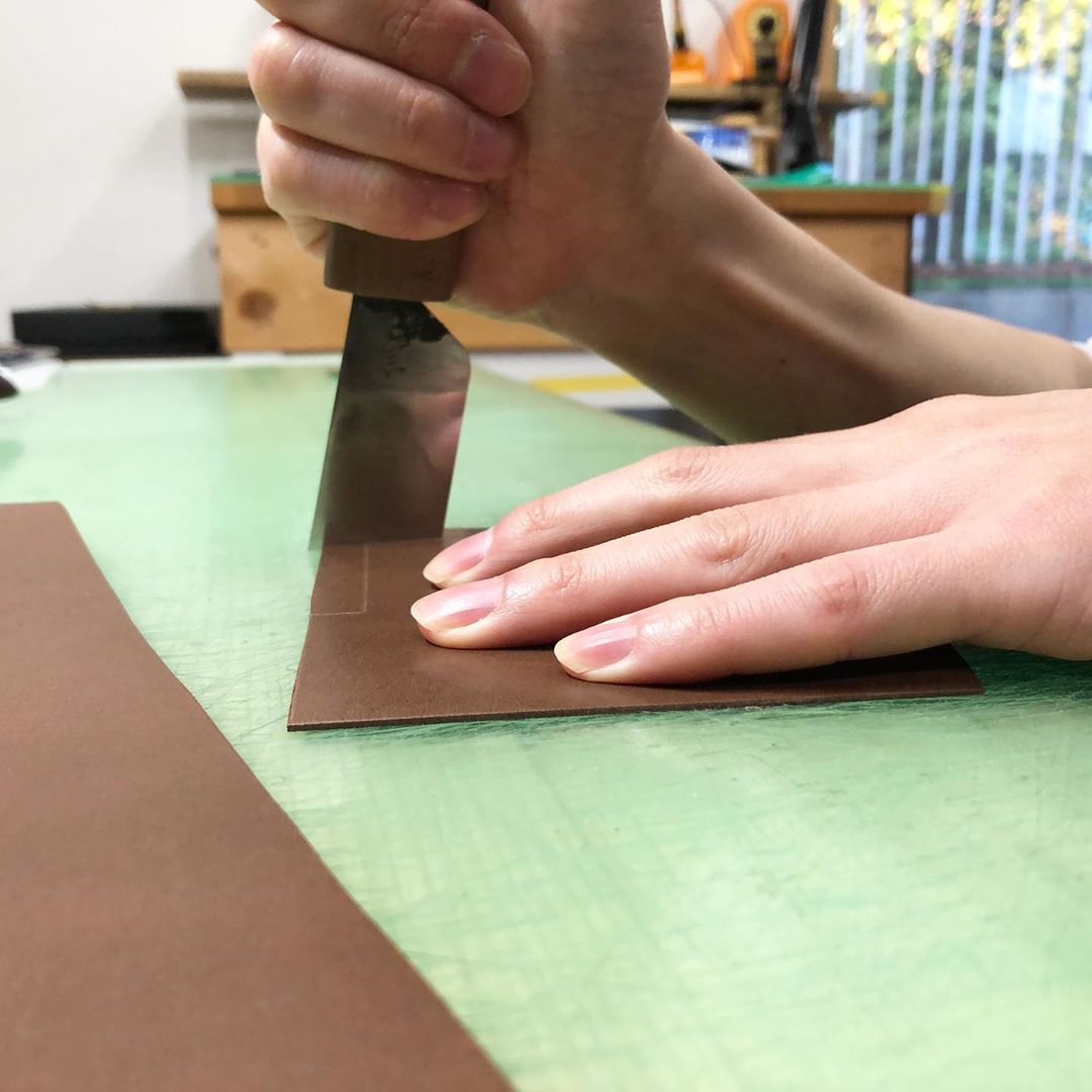 革小物づくりの作業〈①裁断〉