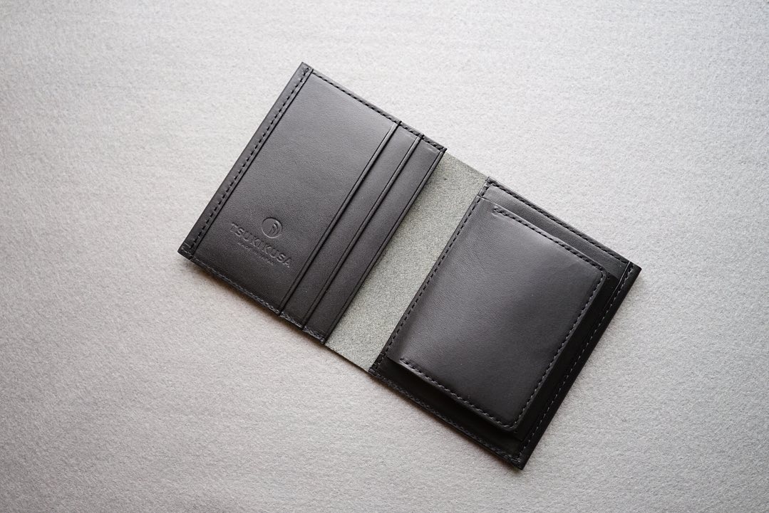ブラックのコンパクト二つ折り財布（小銭入れ付き）＜カラーオーダー＞