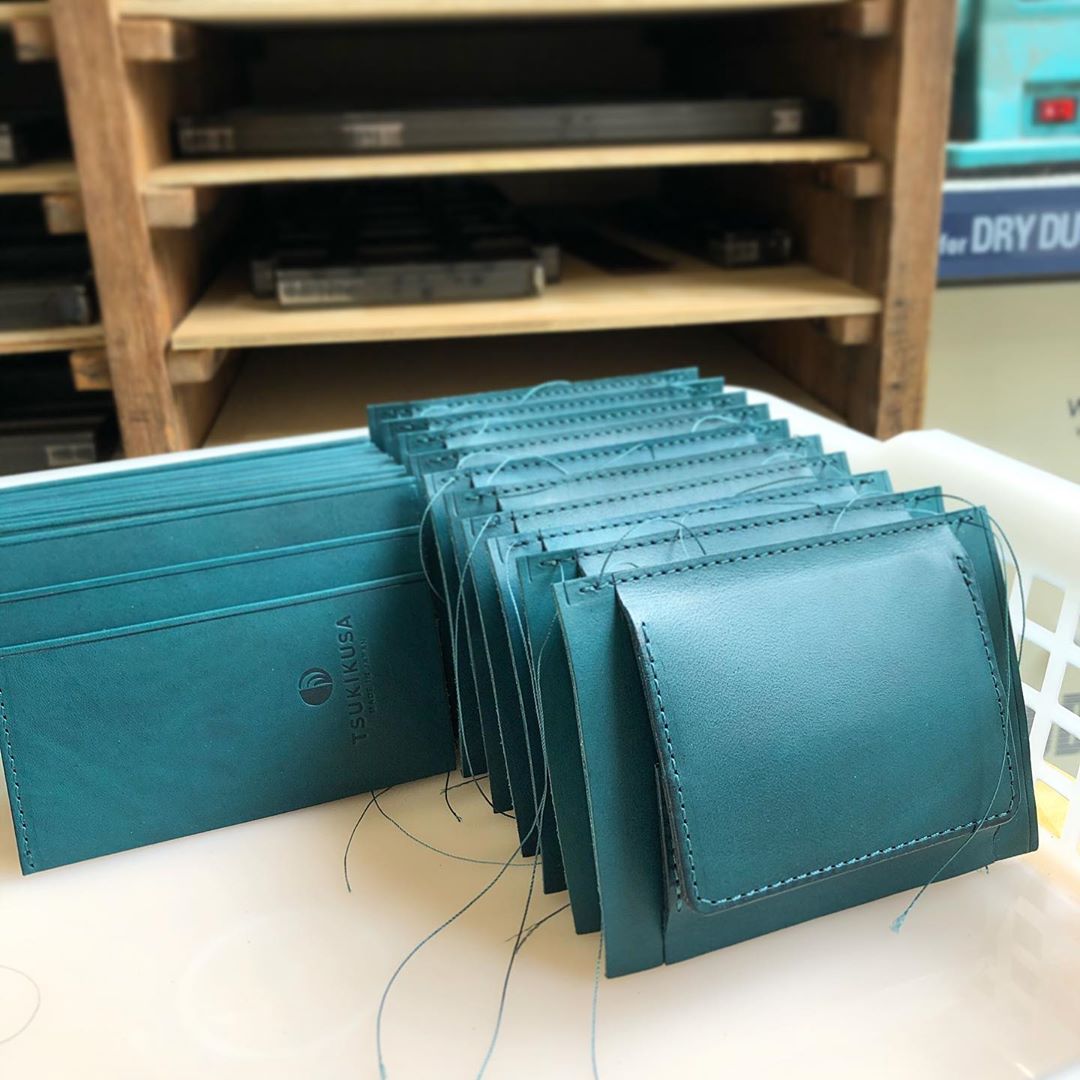 コンパクト二つ折り財布（小銭入れ付き）製作中です。