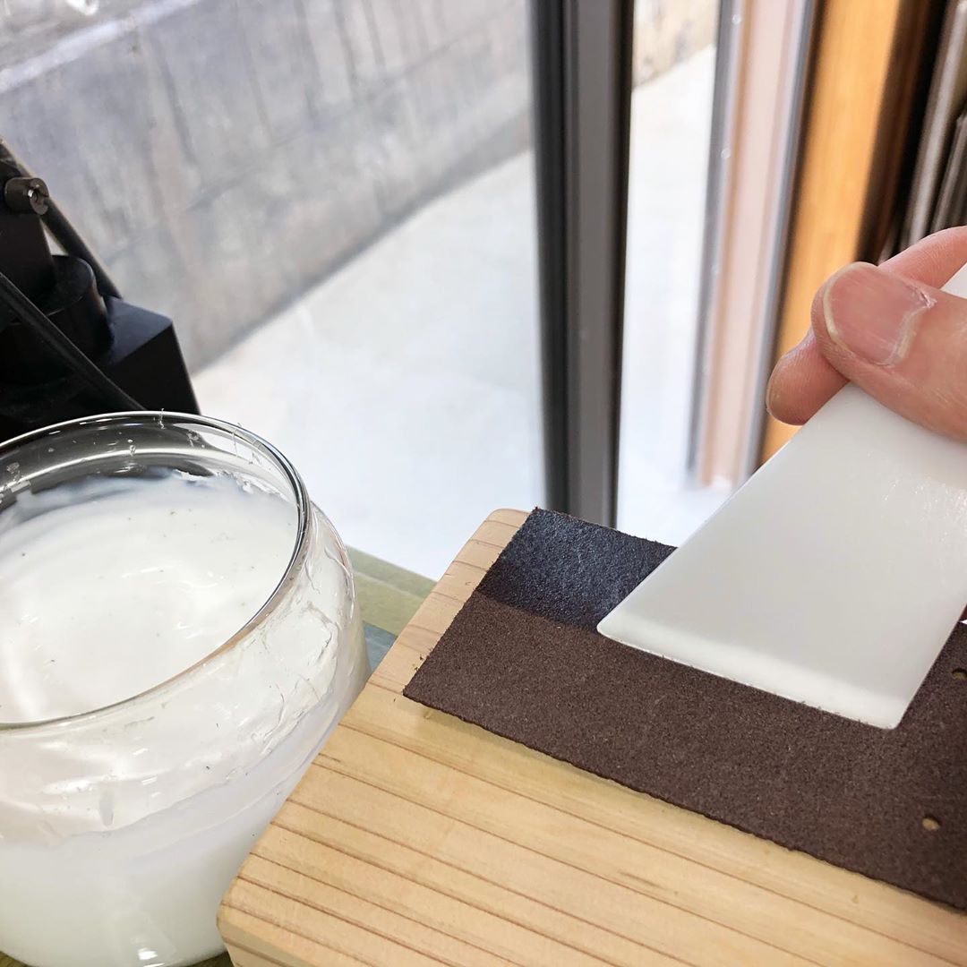 革小物づくりの作業〈③ノリ付け、貼り合わせ〉