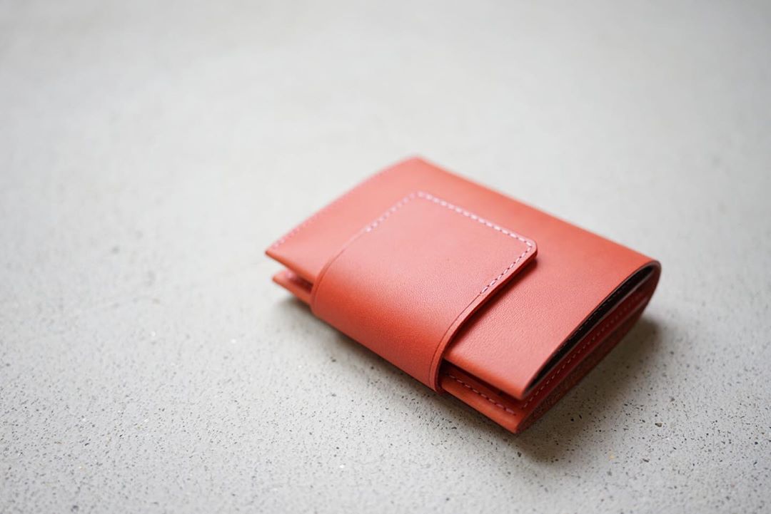 コンパクト二つ折り財布（フタ付き）.