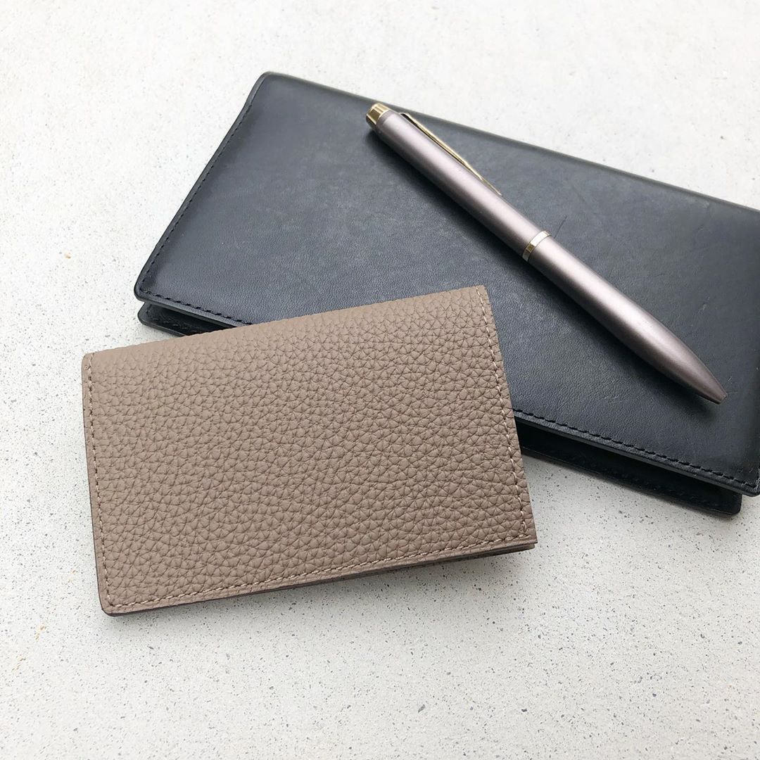 薄型名刺入れ（ドイツシュリンク）。