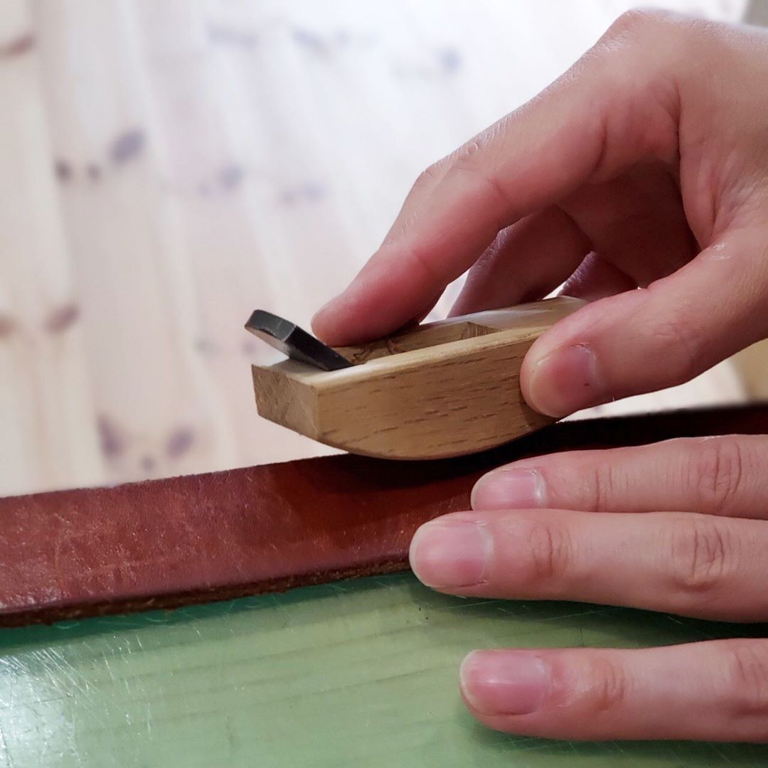 革小物づくりの作業＜⑥コバ磨き＞