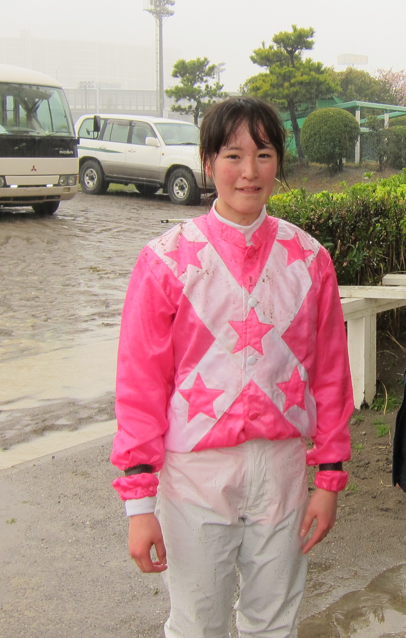 藤田菜七子騎手、雨の中お疲れ様でした。