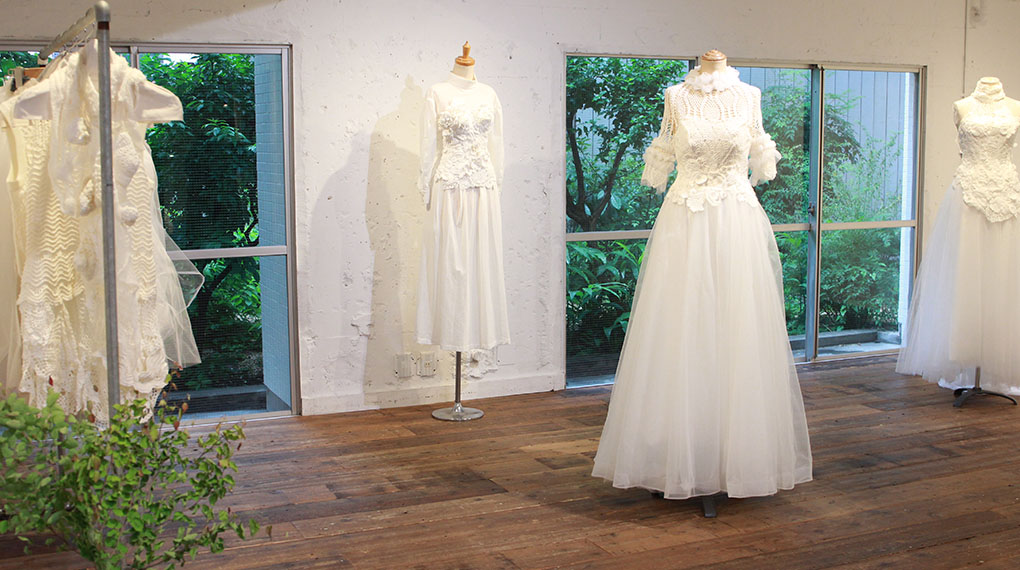 【手編みのウエディングドレス】の展示会の様子をご紹介。