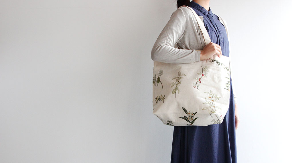 果実花の刺繍トートバックのご紹介です。