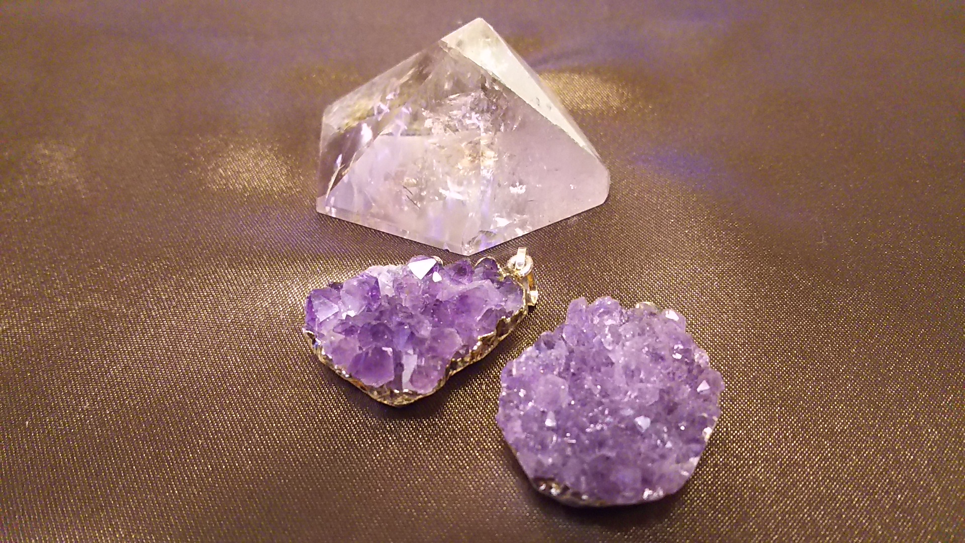 アメジスト【紫水晶】クラスターペンダントと六角すいです♪