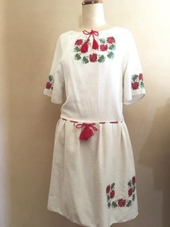 赤い刺繍が可愛い☆ルーマニアのワンピース！