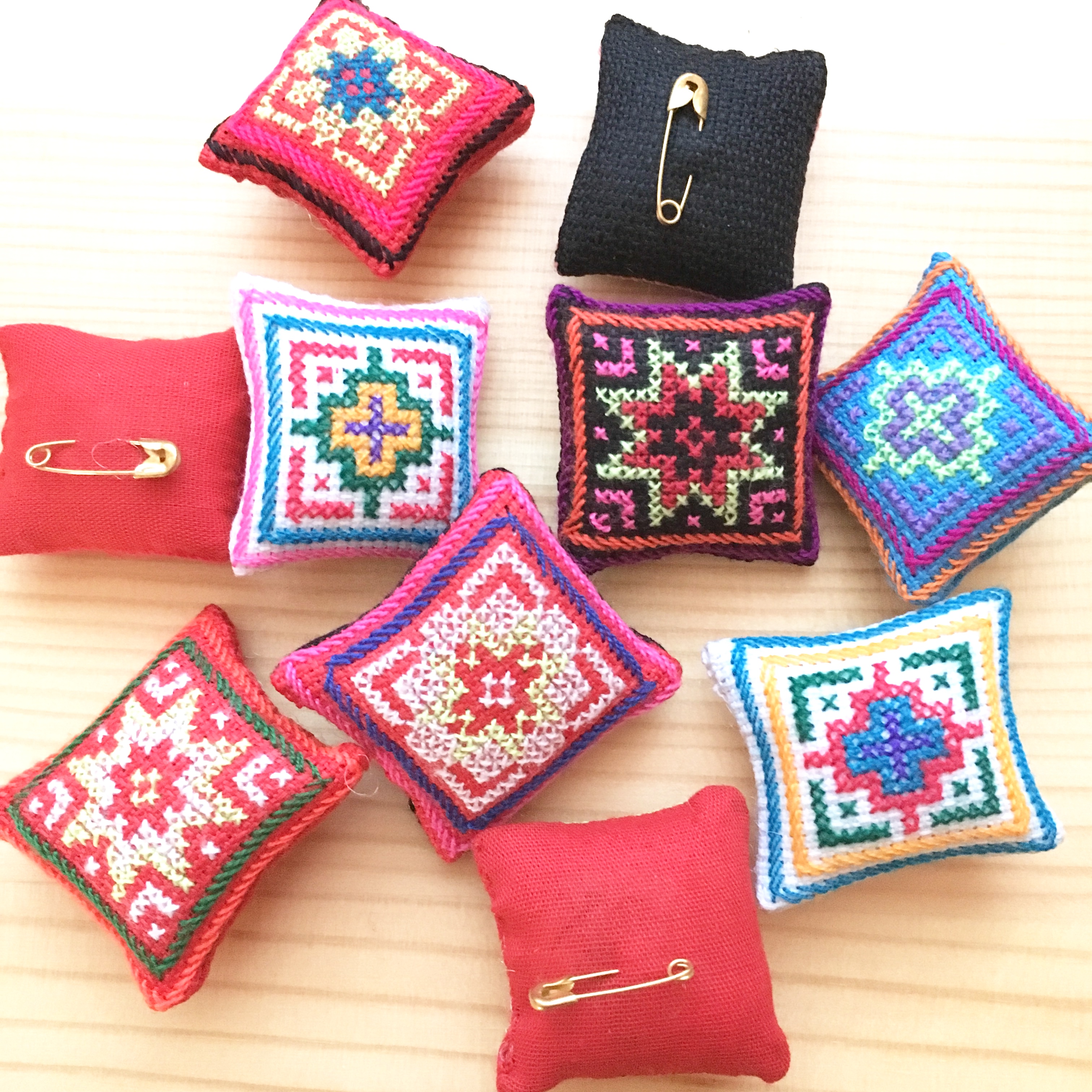 ラオスから、ミニチュア刺繍クッションピンバッジ入荷！