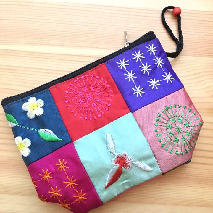 おすすめ商品！ラオスのカラフル刺繍ポーチ～