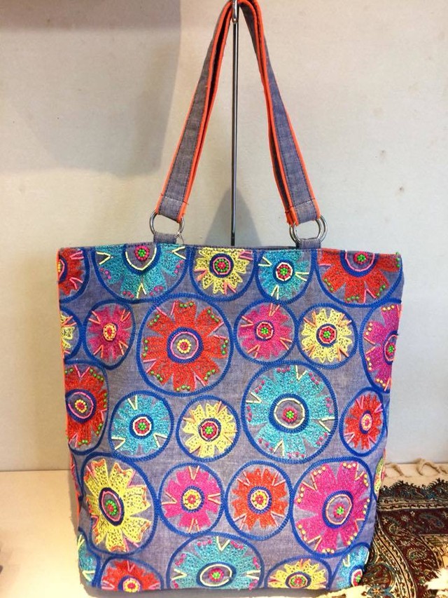 ★サマーセール★ビビッドなアフリカのビーズ刺繍トート、お買得です！