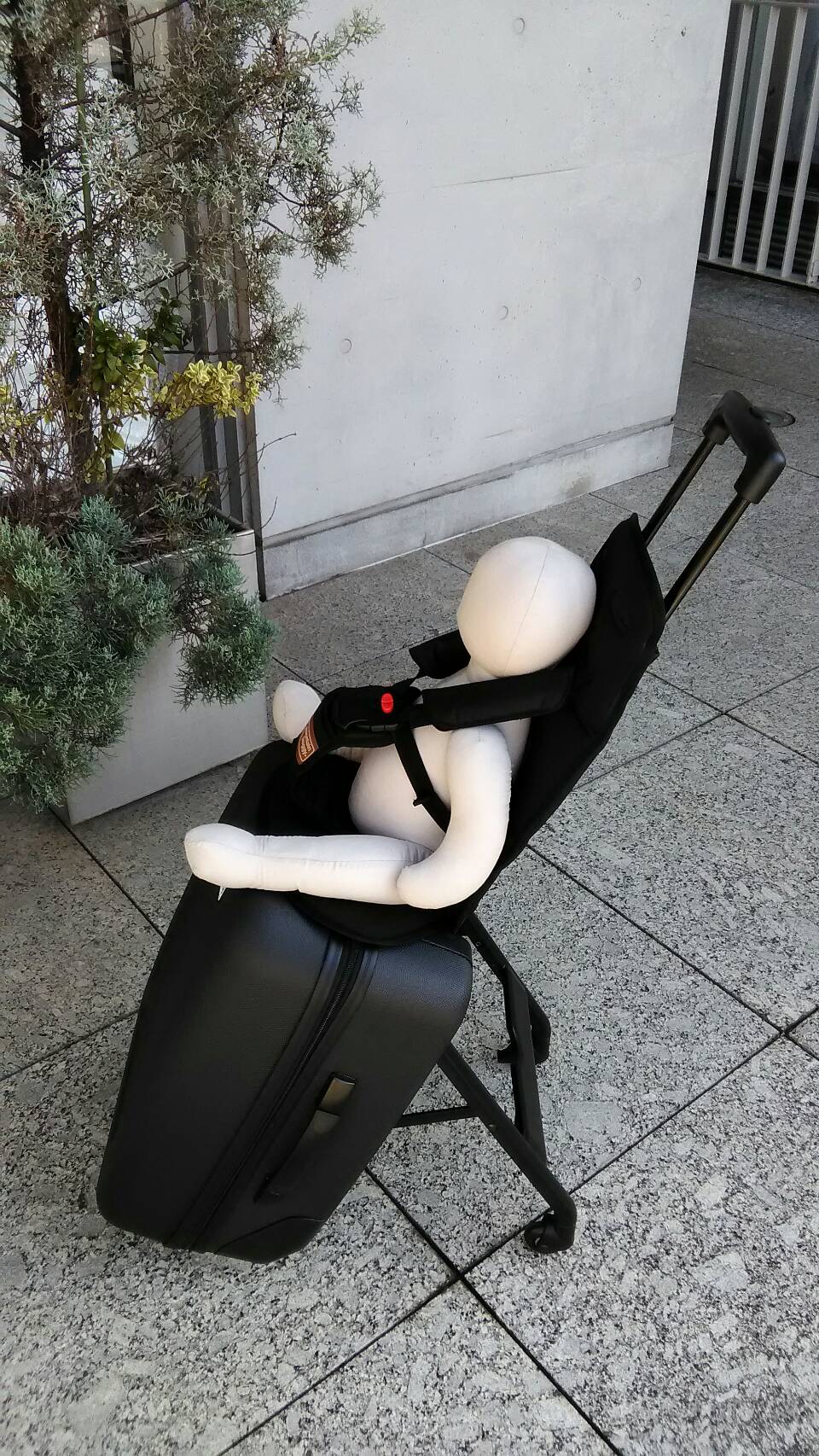 スーツケースとバギーが合体！？空港やホームで注目の的！mountainbuggy bagrider！