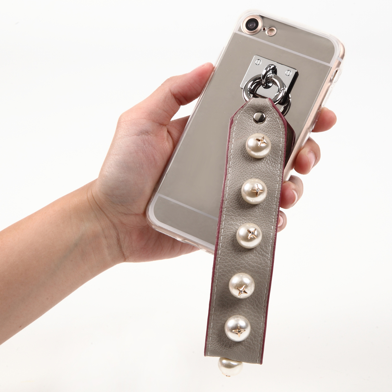 シルバーミラーのケースに可愛いパールスターの付いたストラップのiPhoneケース