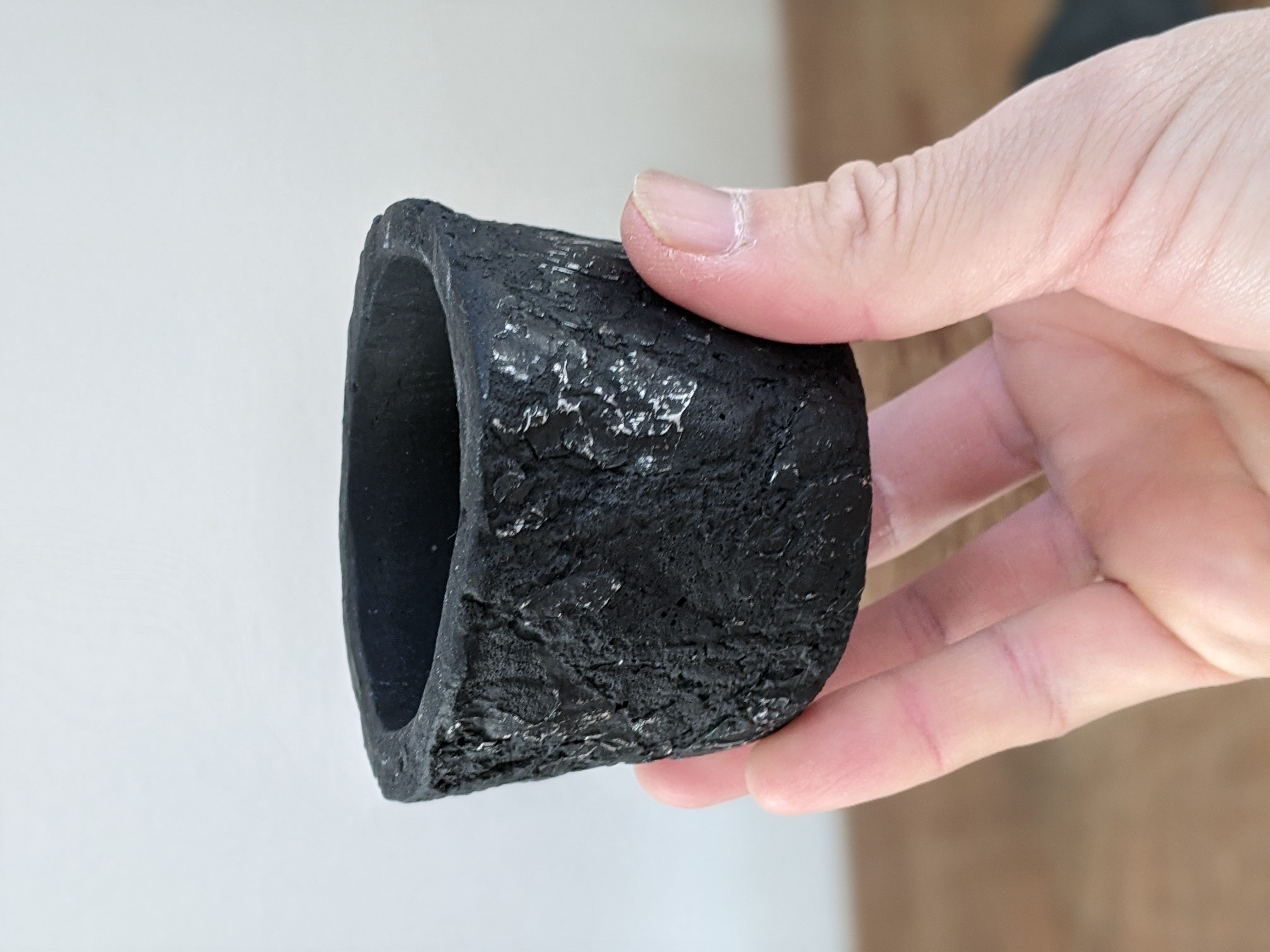 漆黒の黒の中に金属片が施された植木鉢!!