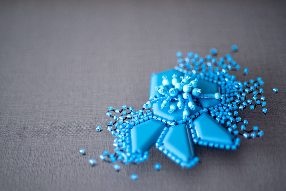 – atelier – 青いラインストーンの刺繍