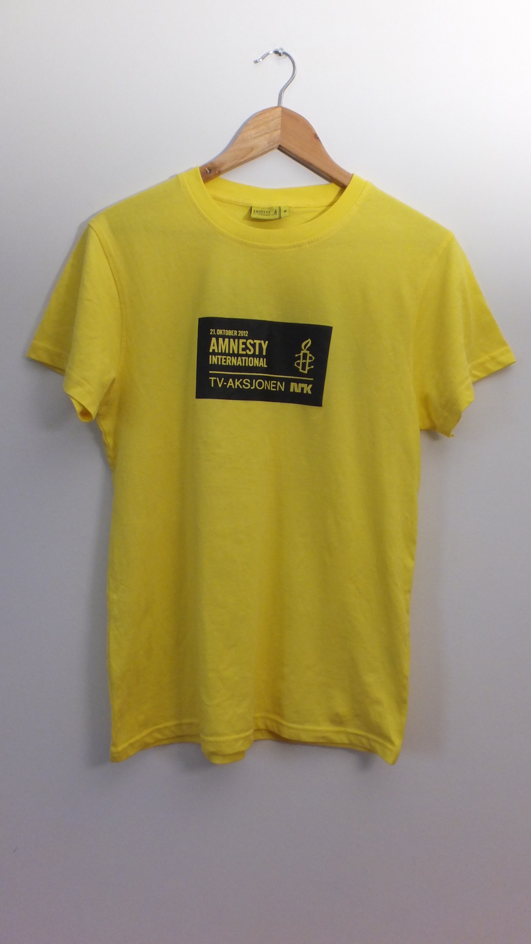 ～各国古着を通して世界を知る～　アムネスティ・インターナショナル　Tシャツ　黄色　S　ノルウェー語