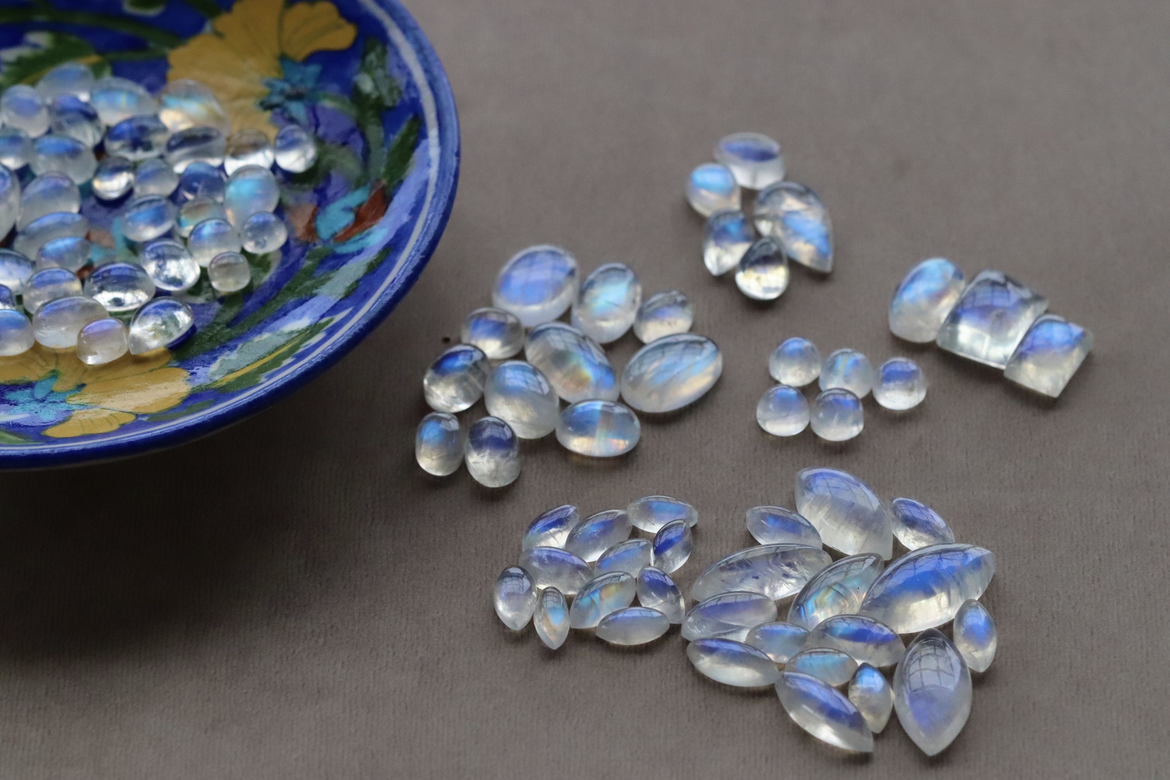 デザインの広がる粒揃いムーンストーンルースのご案内