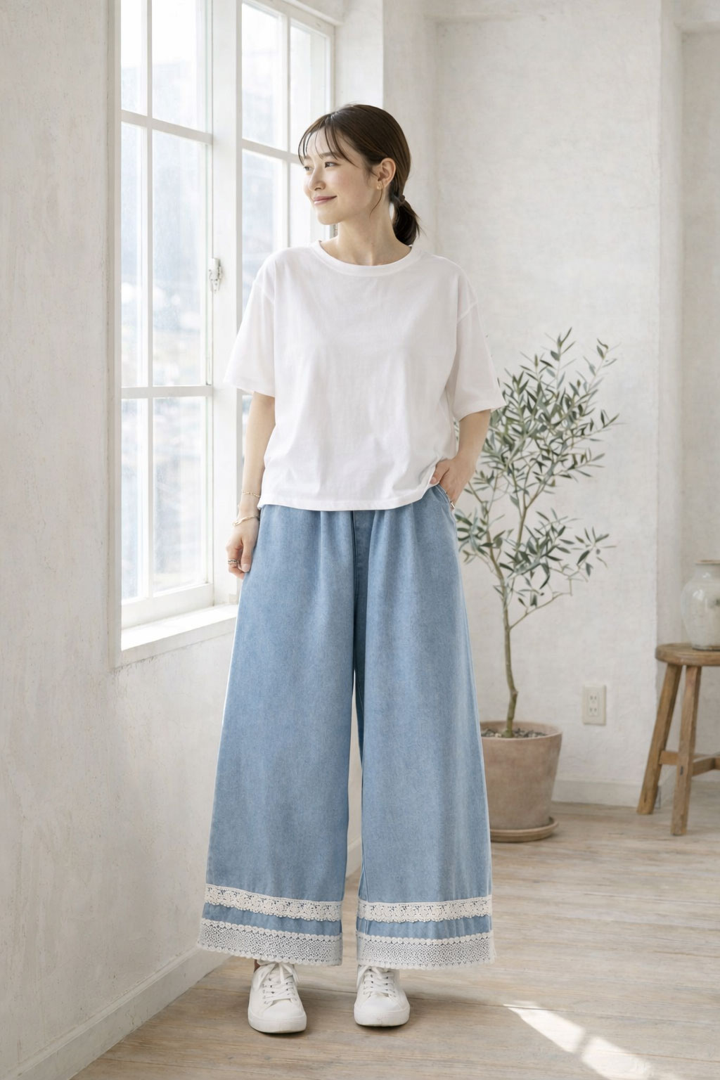 足元で揺れるレースにときめく。デニムライクで叶える大人の甘辛ワイドパンツ